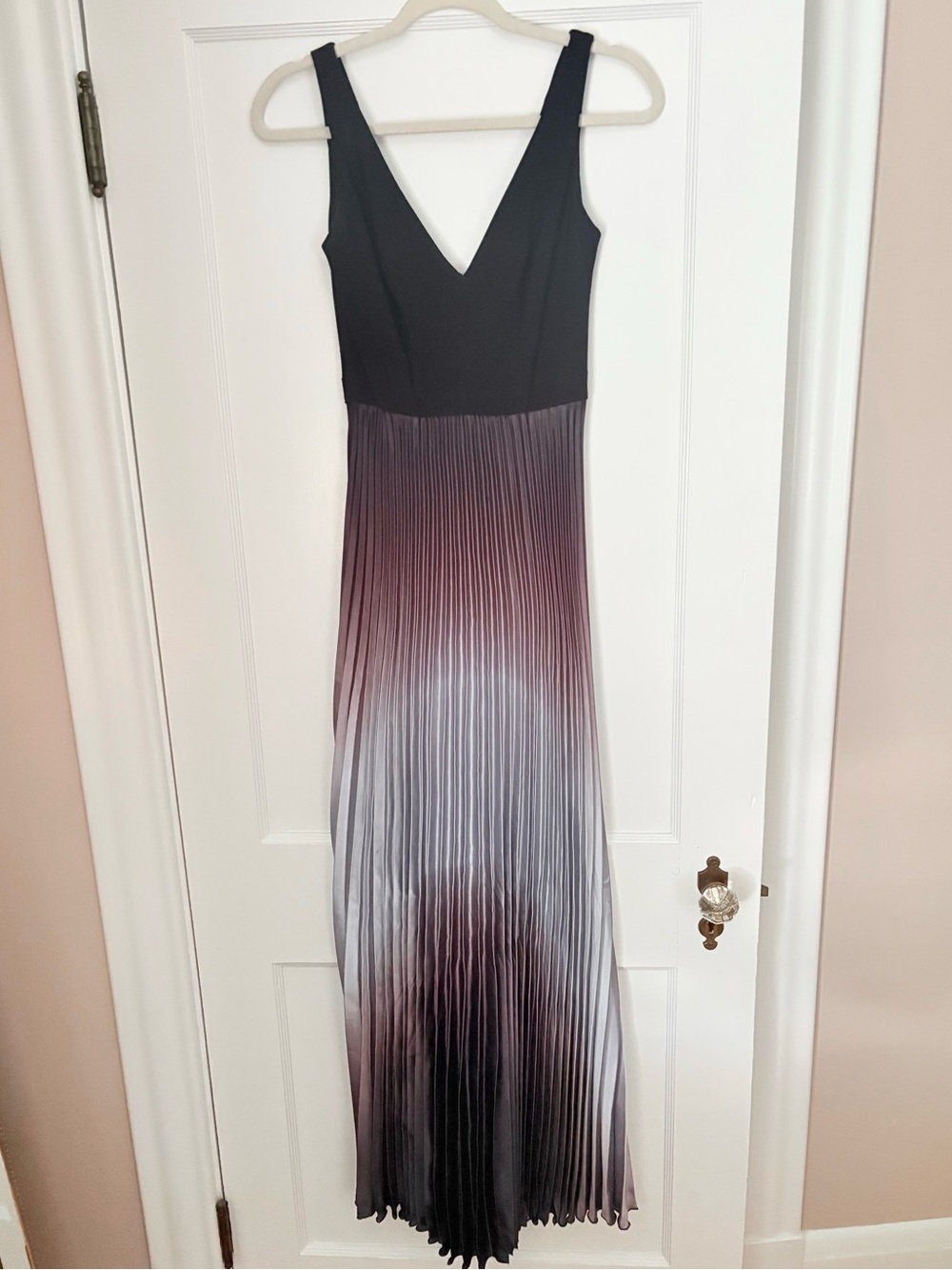Sleeveless V-Neck Ombre Pleated Maxi Dress - Black to Gray